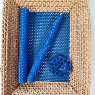 UUTUUS VÄRI! Lahtisen mehiläisvahakynttilälevy Suomen Sininen