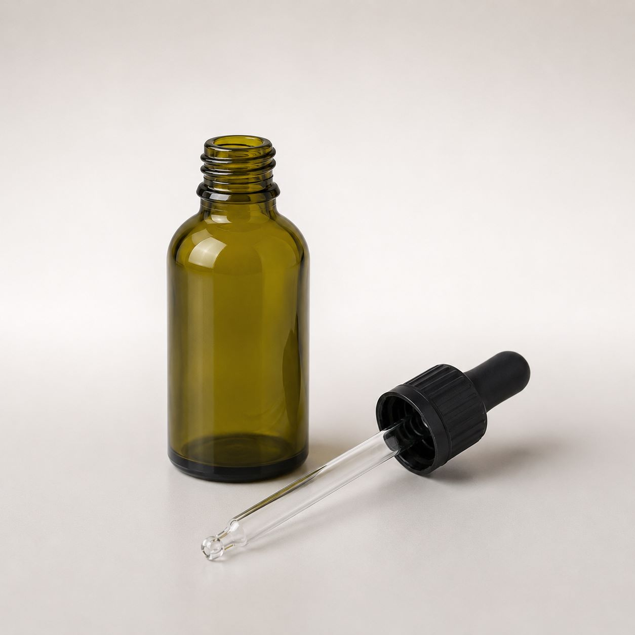 50 ml vihreä lasipullo mustalla sinetillisellä pipetillä