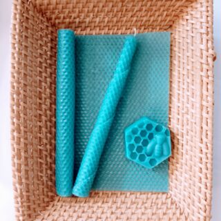 POISTUU VALIKOIMASTA! Lahtisen mehiläisvahakynttilälevy Turkoosi