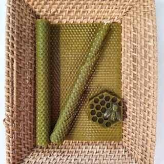 UUTUUS VÄRI! Lahtisen mehiläisvahakynttilälevy Oliivi