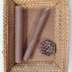 UUTUUS VÄRI! Lahtisen mehiläisvahakynttilälevy Manteli