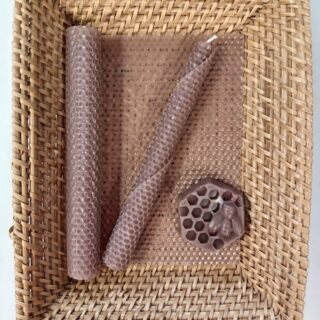 UUTUUS VÄRI! Lahtisen mehiläisvahakynttilälevy Manteli